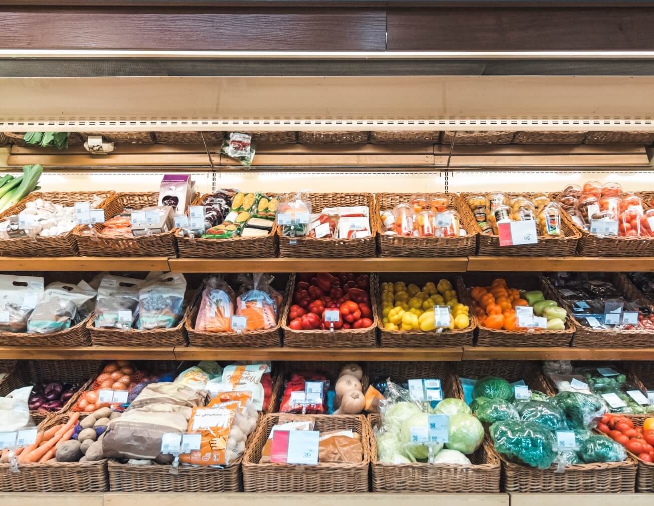 fresh-vegetables-on-shelf-in-supermarket